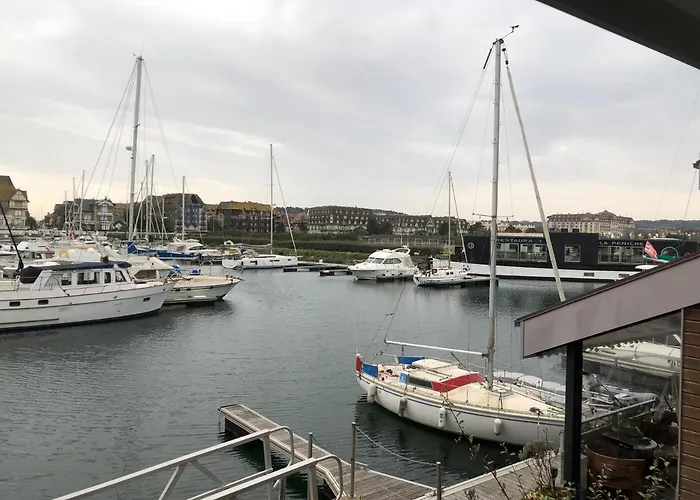 Jetez L\'Ancre A La Marina De Deauville